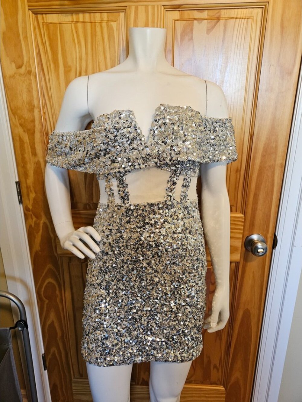 💛 42. Bella Barnett Size Medium Sequin Dress